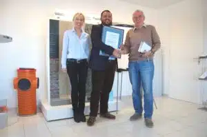 Frau Beck und Herr Donnarumma von der innotech GmbH mit TÜV-Kontrolleur Hans-Jürgen Dettbarn .