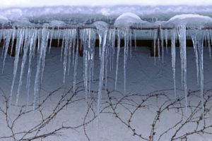 EIszapfen am Dach stellen eine Gefahr da