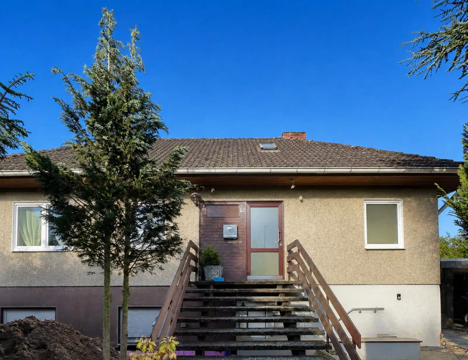 Unterkellertes Zweifamilienhaus in Resse mit freigelegter und instandgesetzter Kelleraußenwand