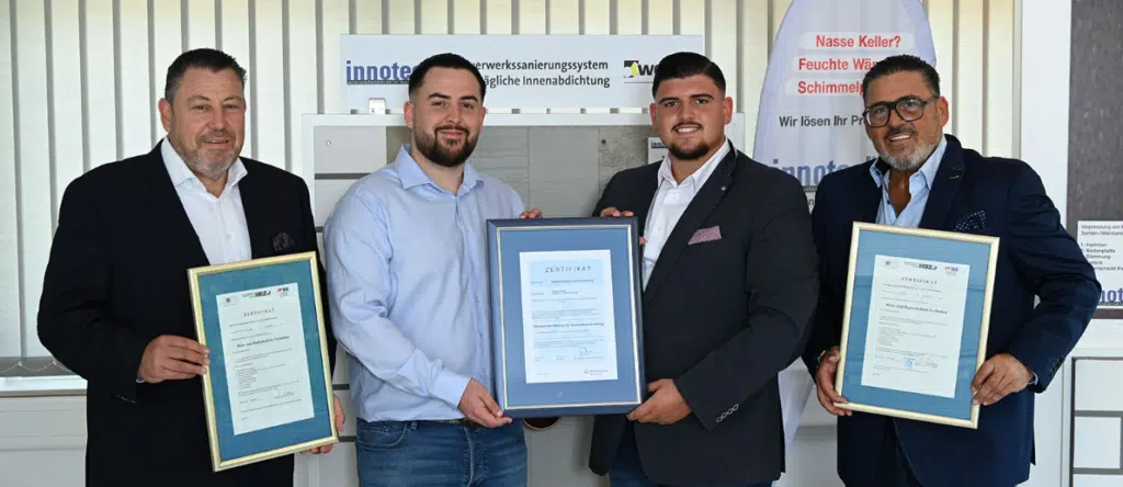 Erste und zweite Generation der innotech GmbH mit ihren Zertifikaten für Holz- und Bautenschutz: Tasso, Nandino, Nevio Rigo und Rigo Donnarumma